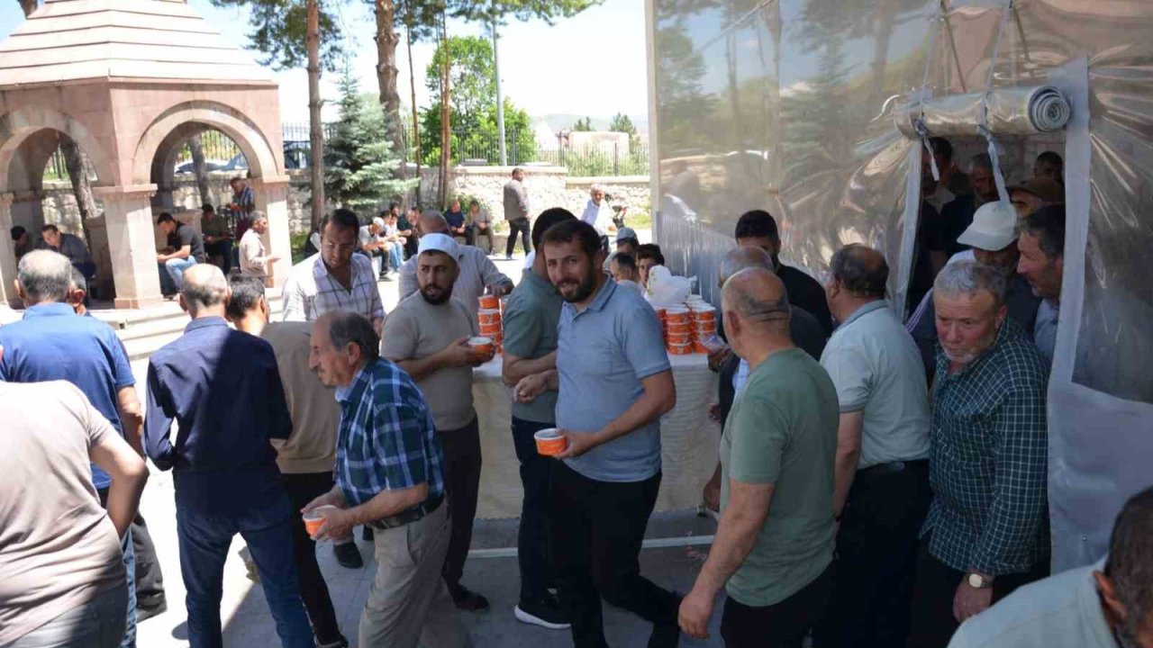 Tercan’da Muharrem ayı dolayısıyla cemaate aşure ikram edildi