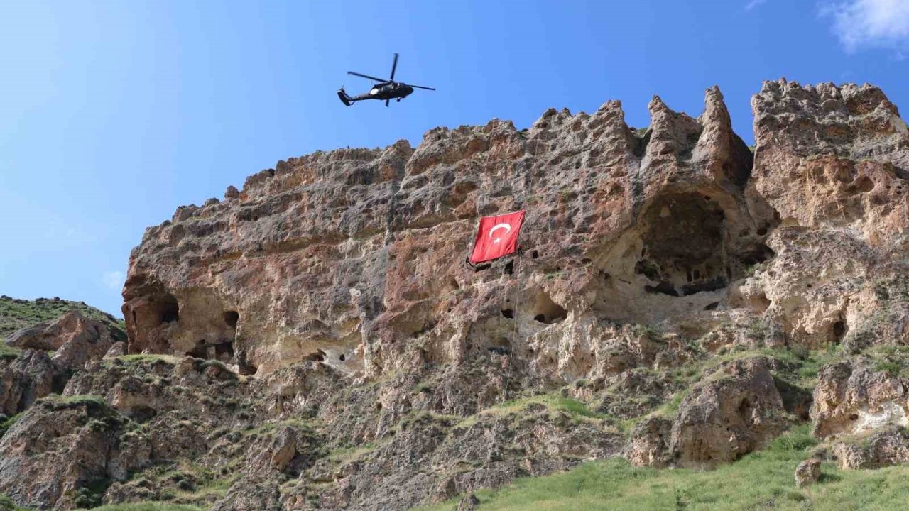 Erzurum’da ’Terörsüz Türkiye’ vizyou: Karayazı Kırk Pencereler ‘de gençler yürüdü, çelik kanatlar nefes kesti