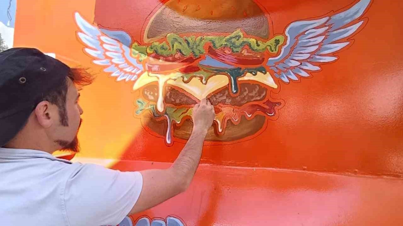 Tavşanlı’da yaşayan ressam karavanı sanat eserine dönüştürdü