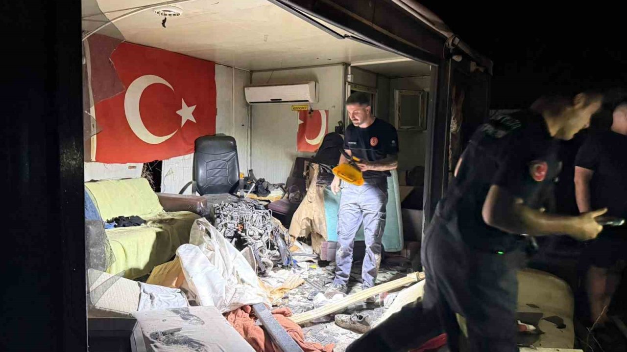 Direğe çarpan otomobilin motoru fırlayıp işçilerin kaldığı barakaya uçtu: 1 ağır yaralı