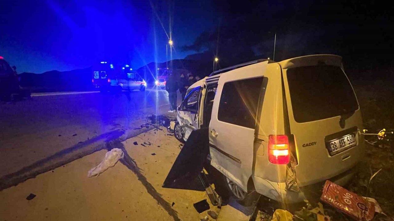 Kayseri’de otomobille hafif ticari araç çarpıştı: 1 ölü, 6 yaralı