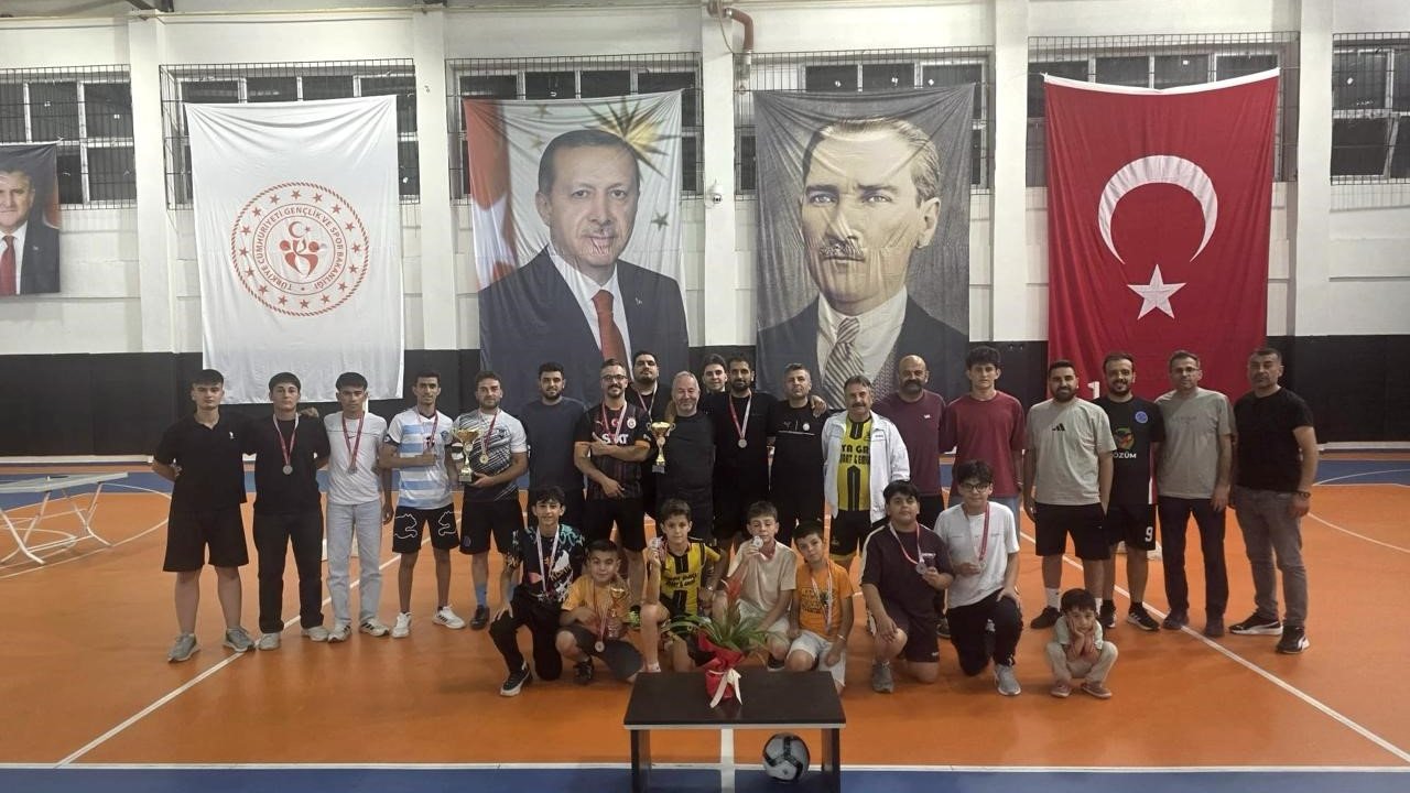 Pozantı’da ilk kez düzenlenen ayak tenisi turnuvası yoğun ilgi gördü
