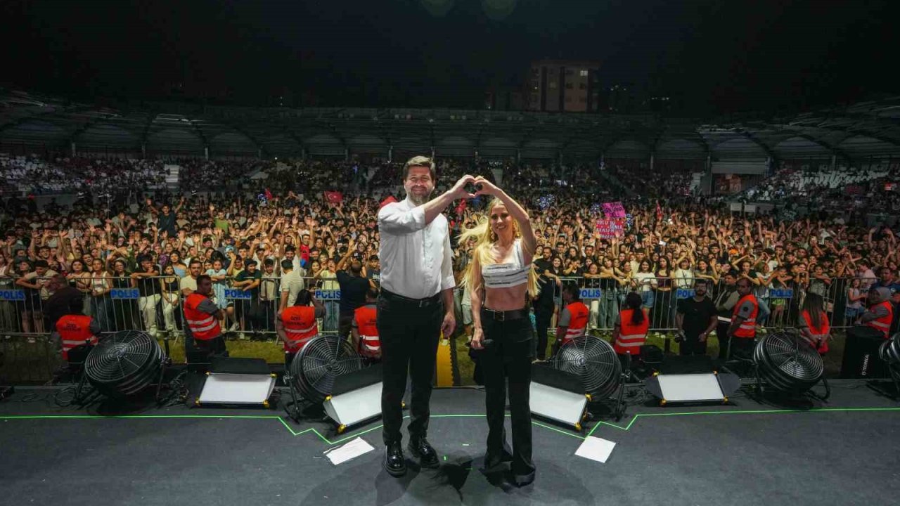 YKS sonrası gençler Derya Uluğ konserinde buluştu