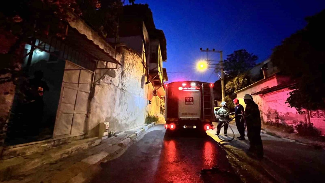 İzmir’de korkutan yangın: Odun ateşinden sıçrayan kıvılcımlar evi yakıyordu