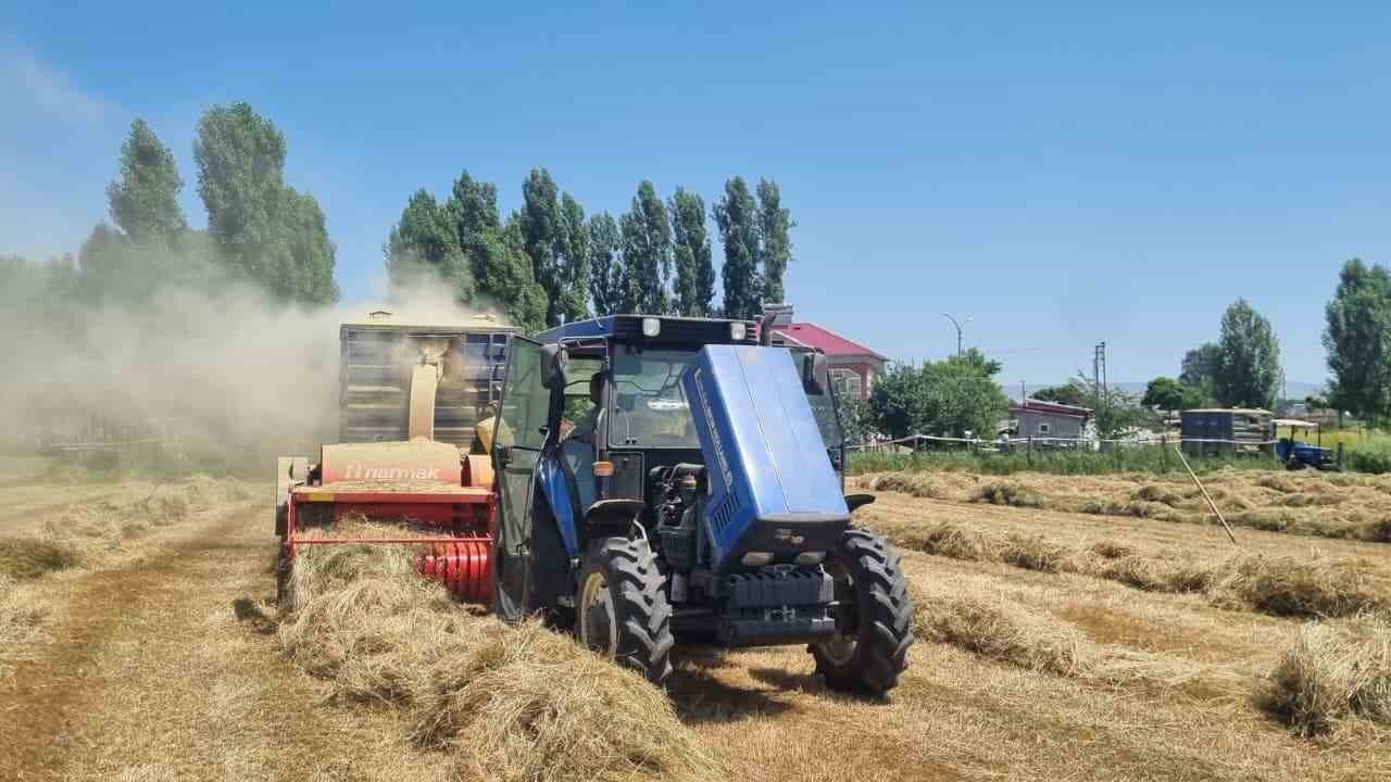Hasköy’de çiftçilerin kışlık yem mesaisi sürüyor