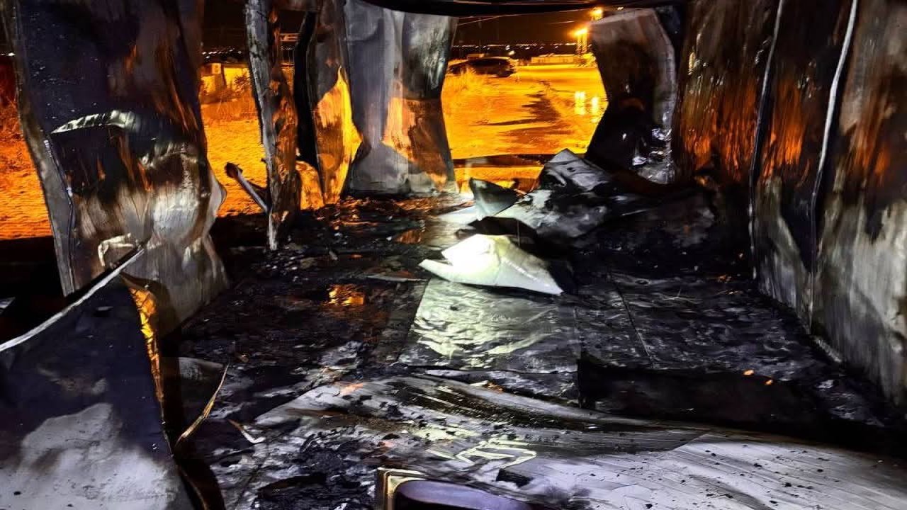 Kırıkhan’da alevlere teslim olan  konteyner kullanılamaz hale geldi