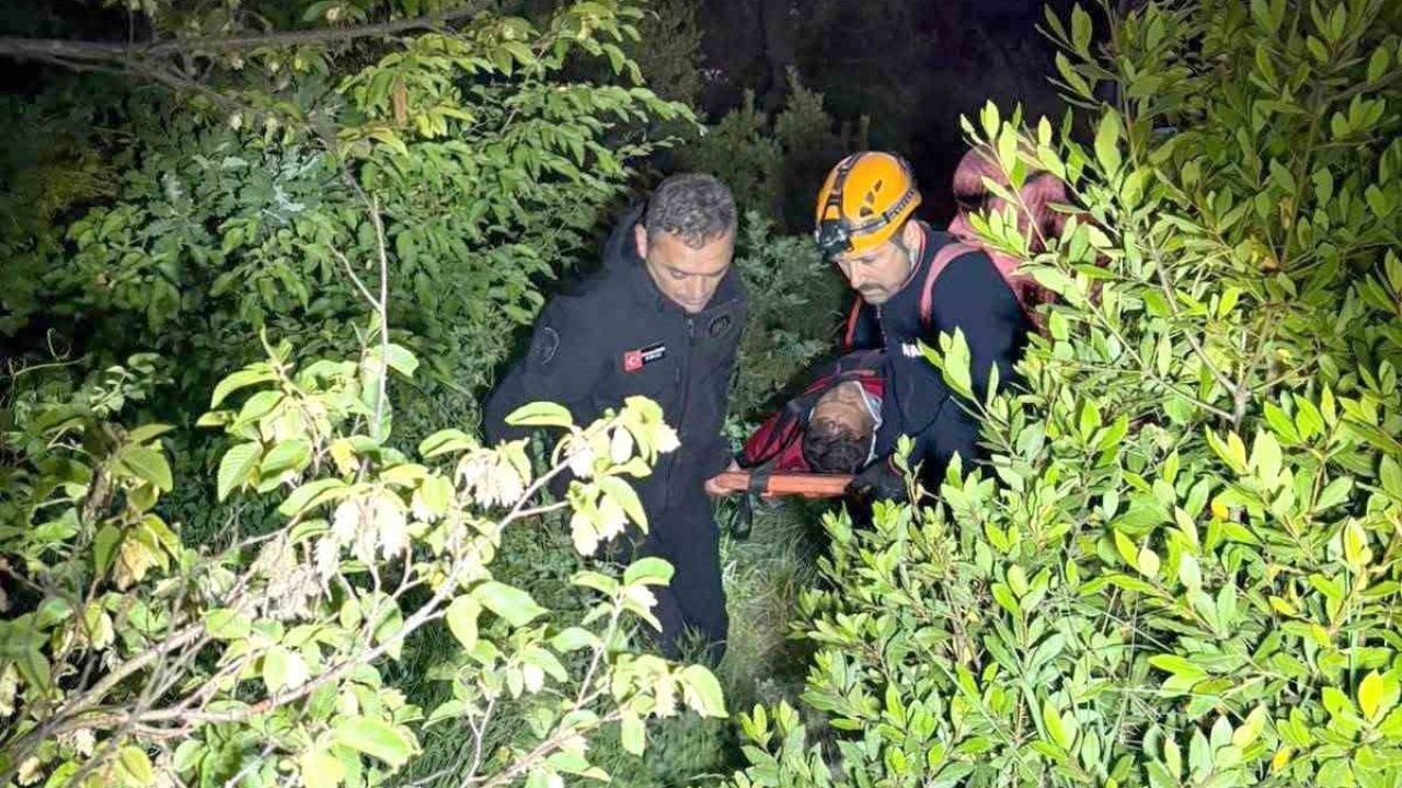 Kayalıklardan düşen amatör balıkçıyı AFAD ve itfaiye ekipleri kurtardı