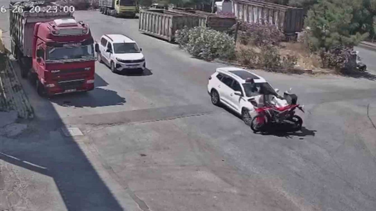 15 yaşındaki çocuğun kullandığı otomobil motosiklete çarptı, sürücü ağır yaralandı