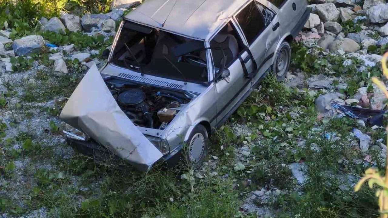 Sinop’ta otomobil şarampole uçtu: 2 yaralı
