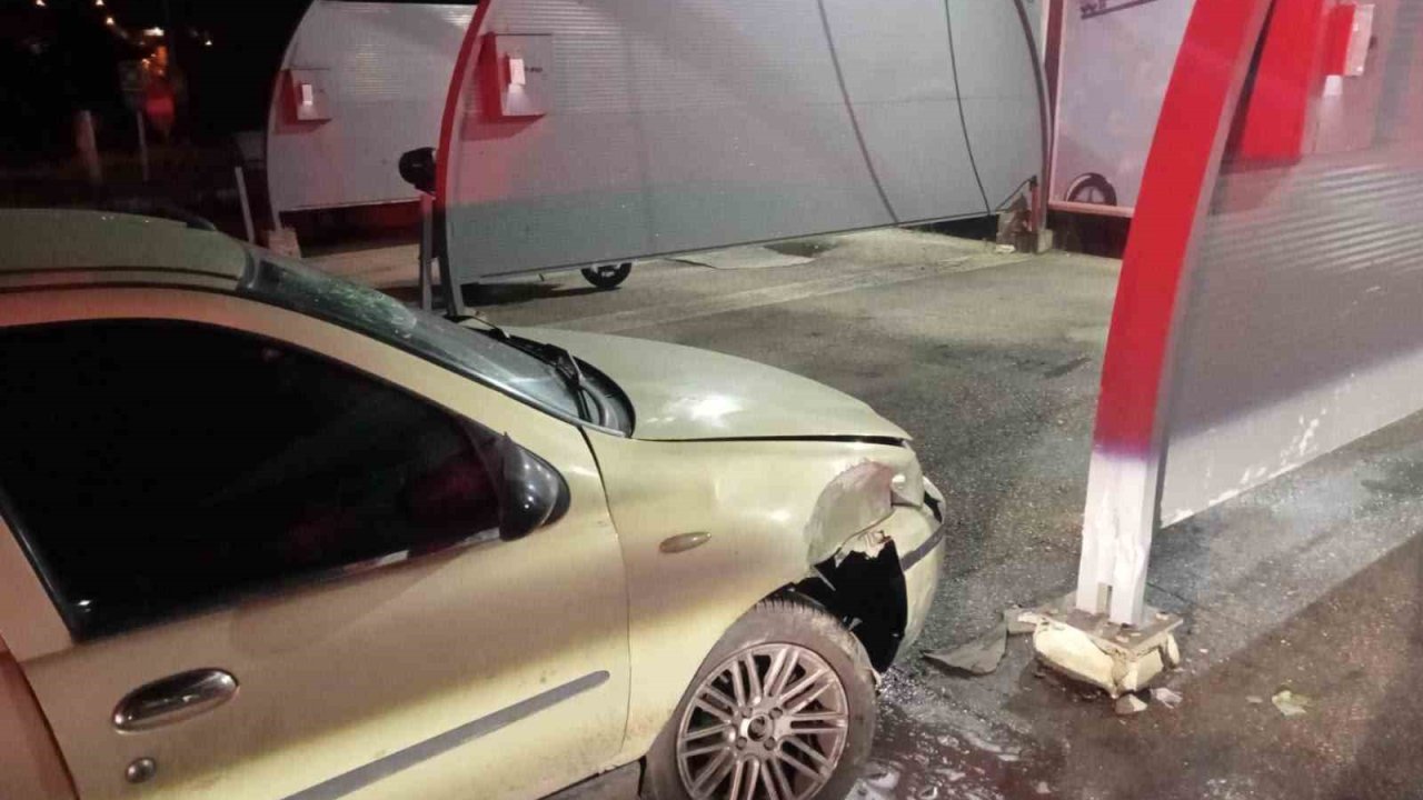 Bilecik’te otomobil sürücüsü akaryakıt istasyonunun yıkama alanına çarptı: 4 yaralı