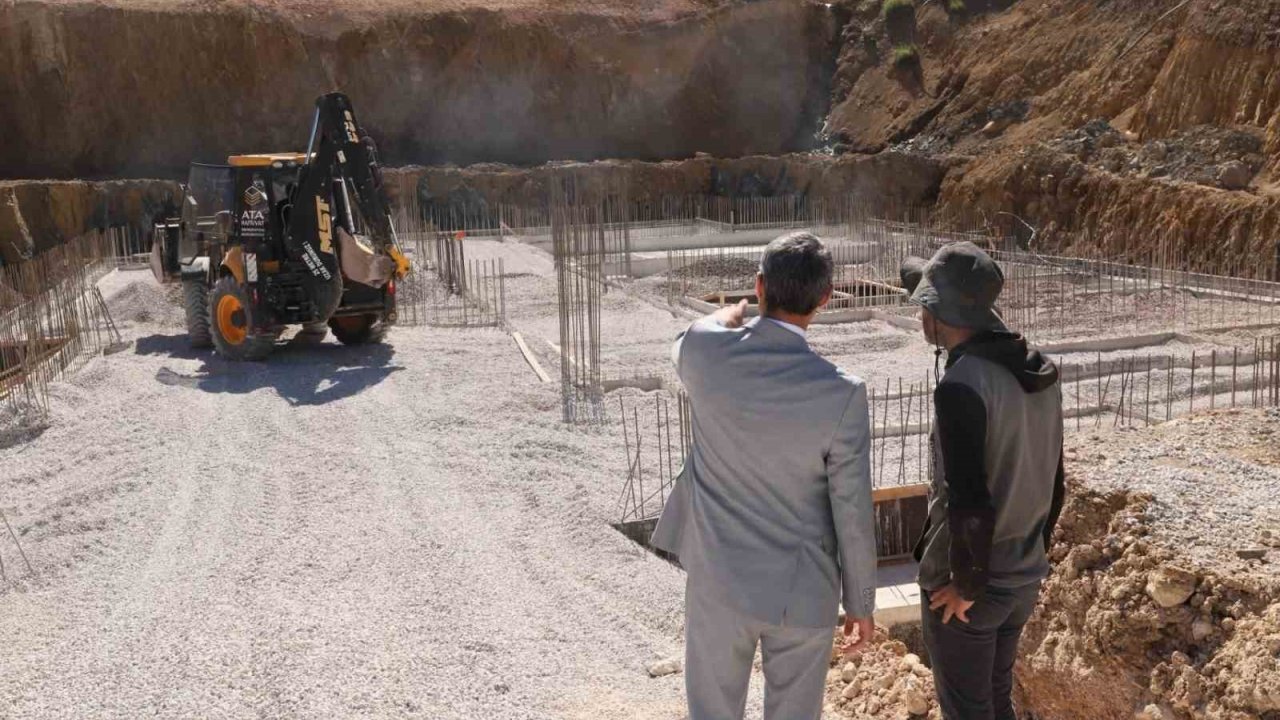 Bayburt’ta yapımı devam eden okul inşaatlarında çalışmalar sürüyor