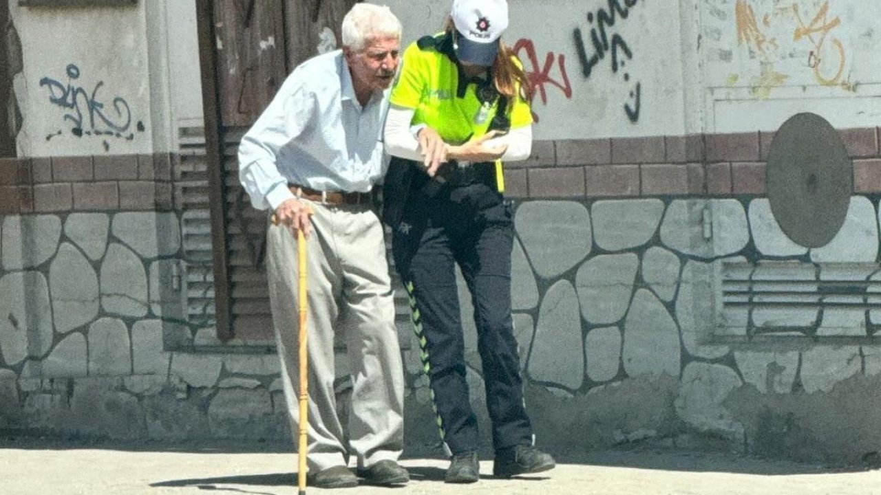 Kadın trafik polisi yaşlı vatandaşın yardımına koştu