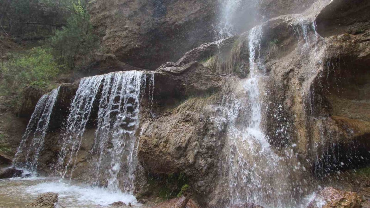 ’Bir Kış, Bir Yaz’: Su Uçtu Şelalesi 4 mevsim mest ediyor
