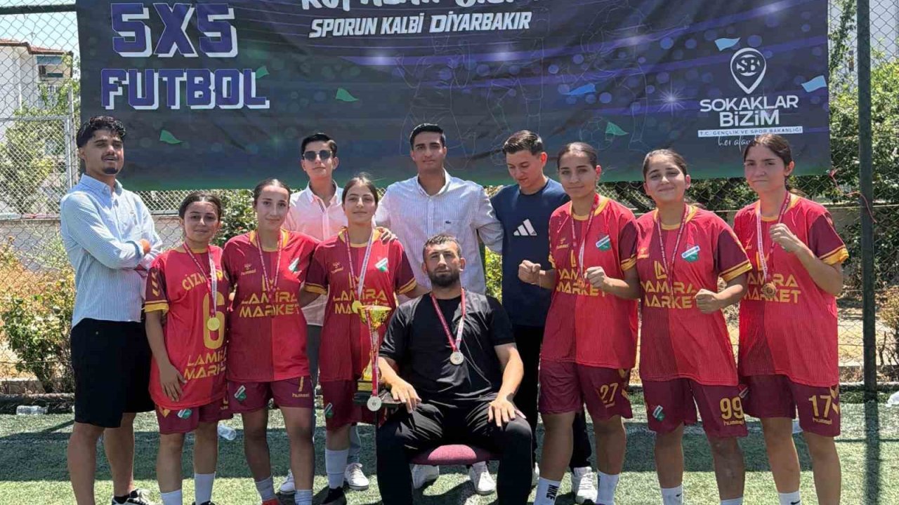 Cizreli kadınlar "5x5 Sokaklar Bizim" futbol turnuvasında bölge şampiyonu oldu