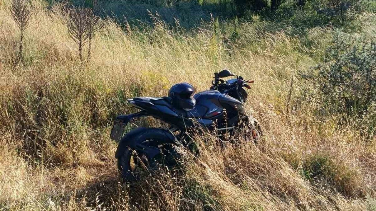 Direksiyon hâkimiyetini kaybeden motosiklet tarlaya savruldu: 1 yaralı