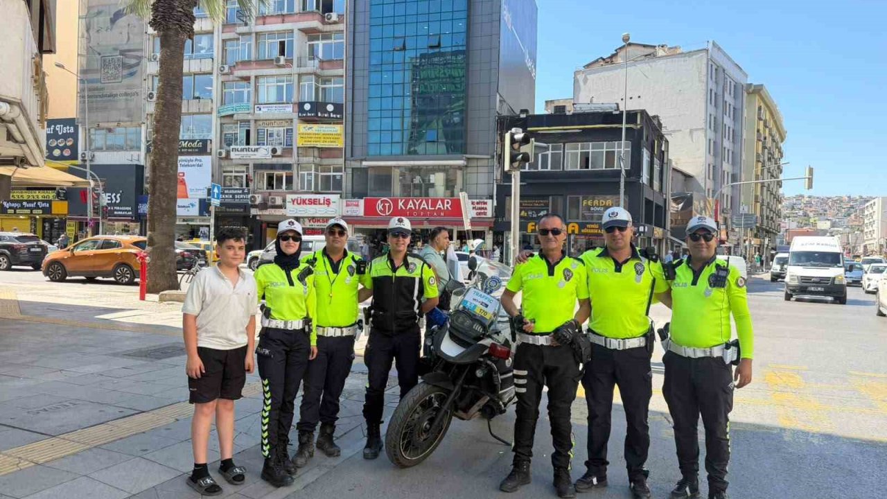 İzmir’in efsane trafik polisi emekli oldu: Son anonsunda elleri titredi