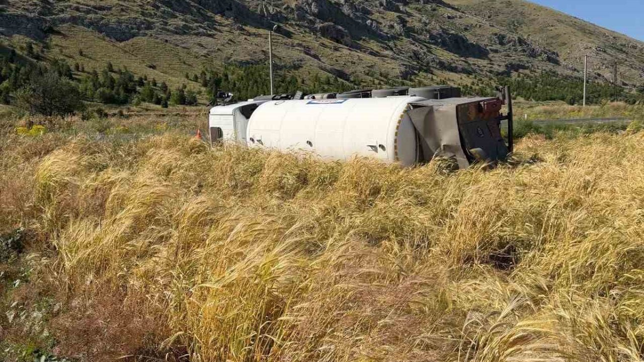 Yol kenarına devrilen tankerin sürücüsü yaralandı
