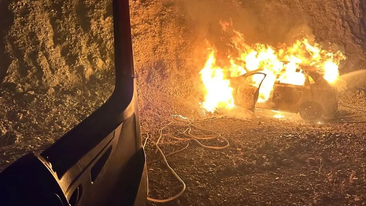 Siirt’te seyir halindeki otomobil alev topuna döndü