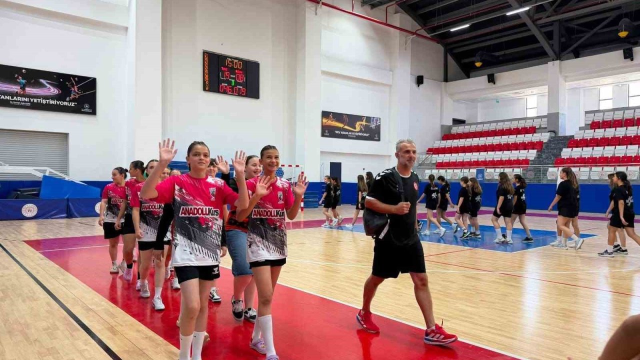Minik hentbolcuların Türkiye şampiyonası Aydın’da başladı