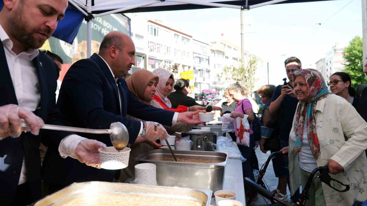 Başkan Albayrak, vatandaşlara aşure ikram etti