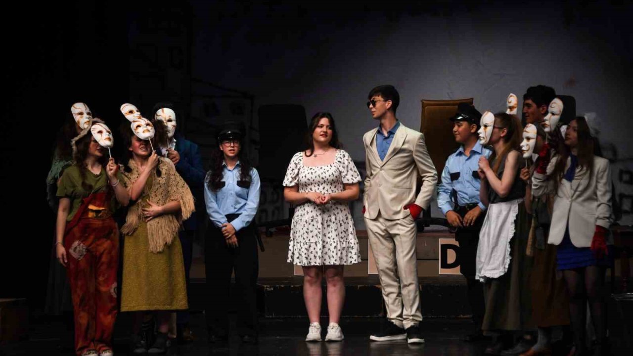 Osmangazi’de gençlerin tiyatro performansı damga vurdu