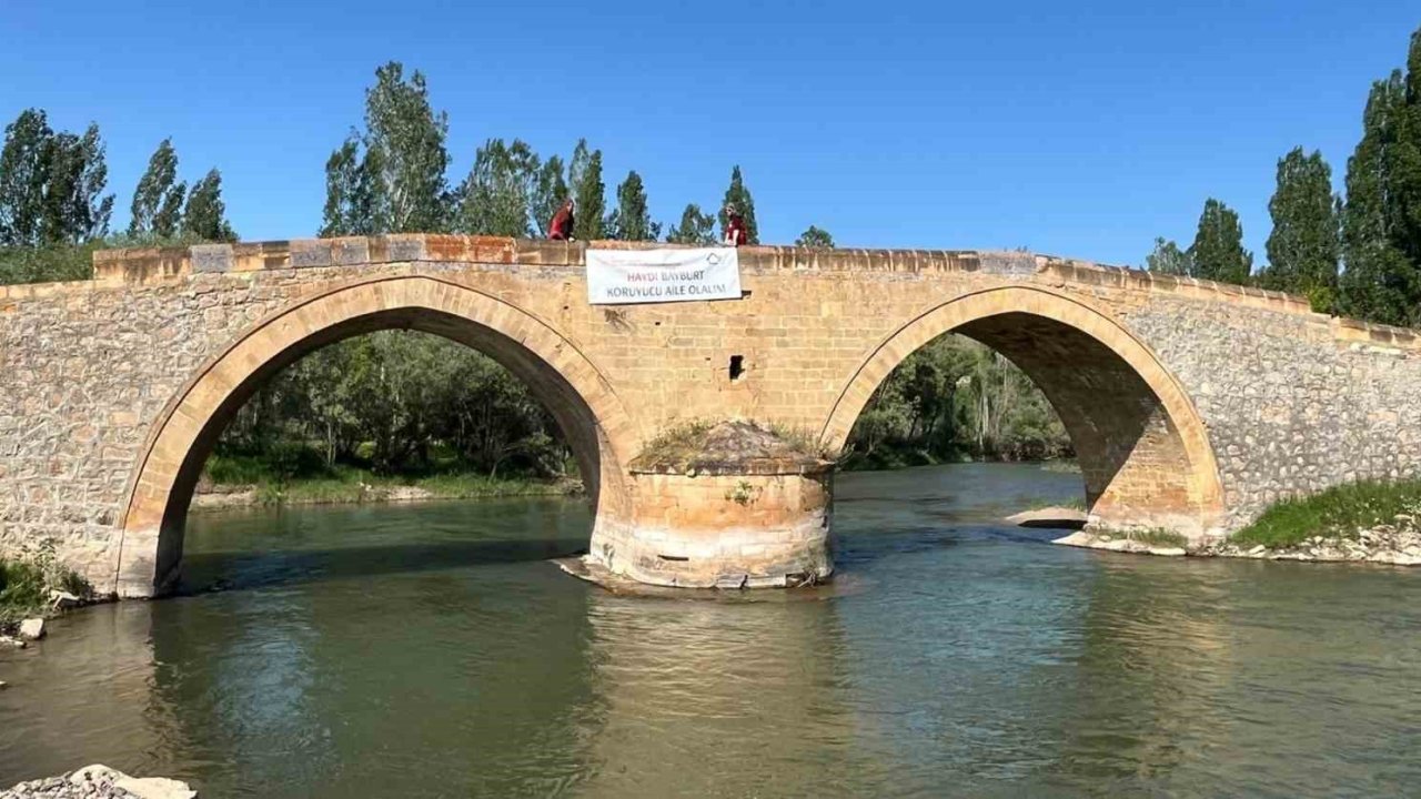 Bayburt’ta koruyucu aile farkındalığı için simge yapılara pankart asıldı