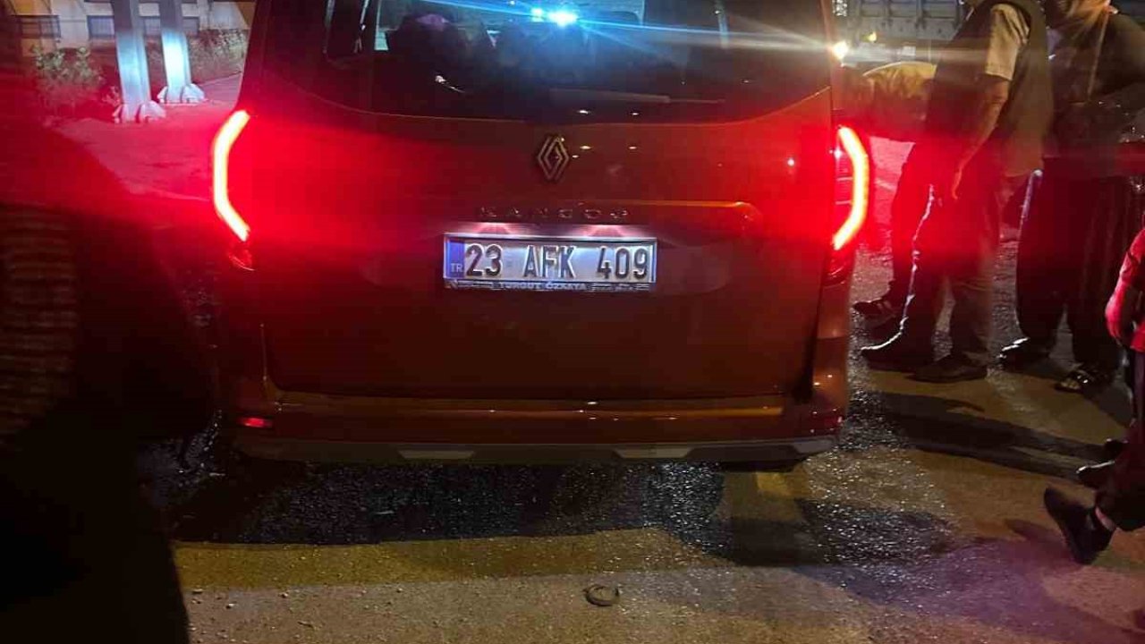 Traktör ile hafif ticari araç çarpıştı: 1 yaralı