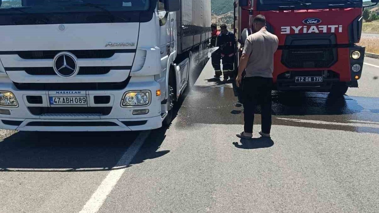 Seyir halindeki tırın lastikleri alev aldı