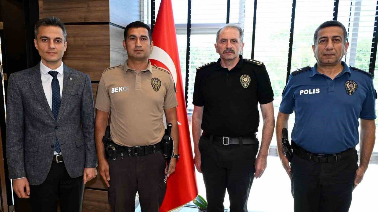 Uşak’ta örnek davranış sergileyen çarşı ve mahalle bekçisine teşekkür belgesi