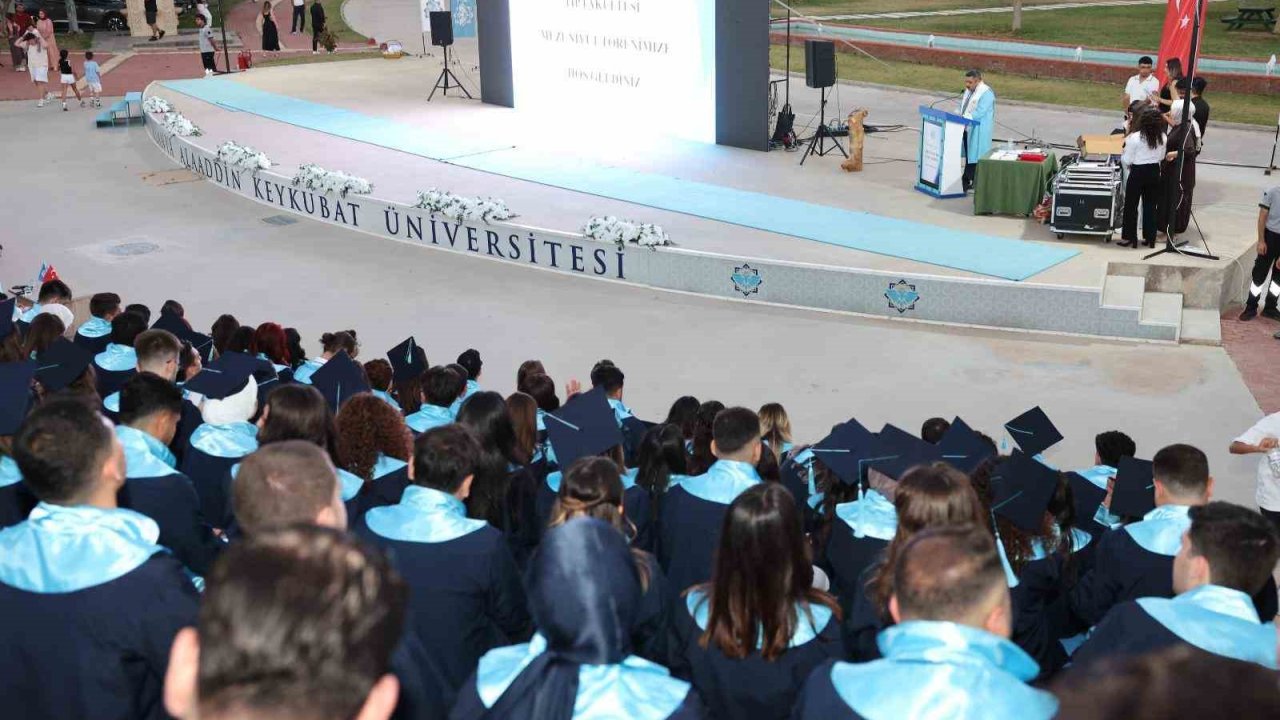 ALKÜ Tıp Fakültesi’nde 90 genç hekim mezun oldu