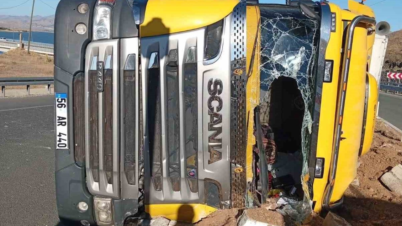 Elazığ’da hayvan yüklü tır devrildi: 2 yaralı