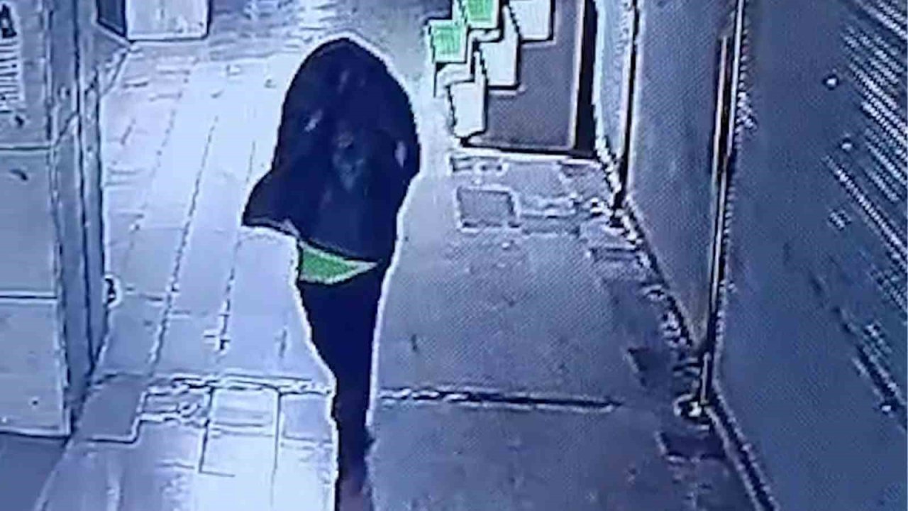 Tanınmamak için başına çöp poşeti geçirip yangın çıkaran şahıs kameralara yakalandı