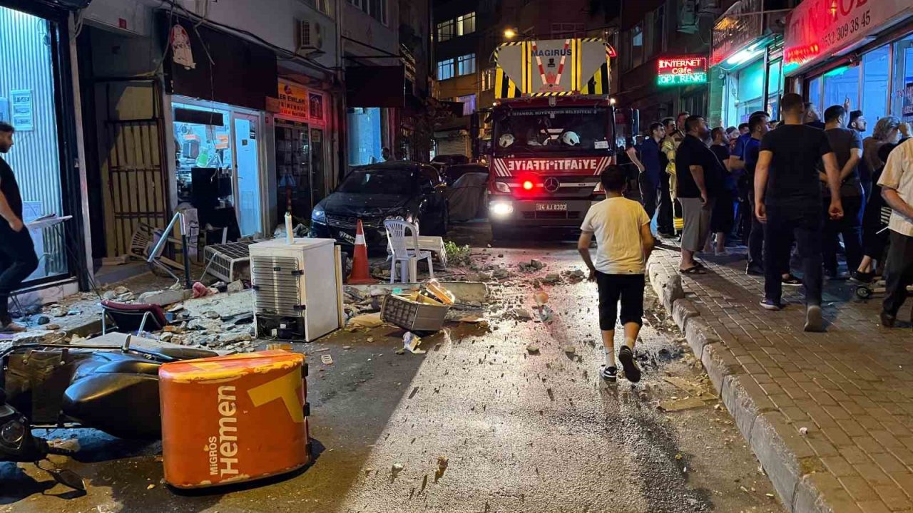 Fatih’te 4 katlı binanın çatısından düşen parçalardan 2 kişi son anda kurtuldu... O anlar kamerada