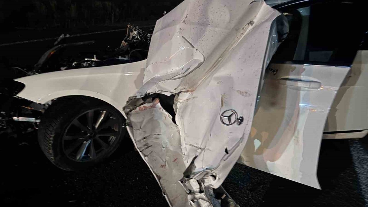 Sivas’ta traktöre çarpan Mercedes hurda yığınına döndü: 4 yaralı