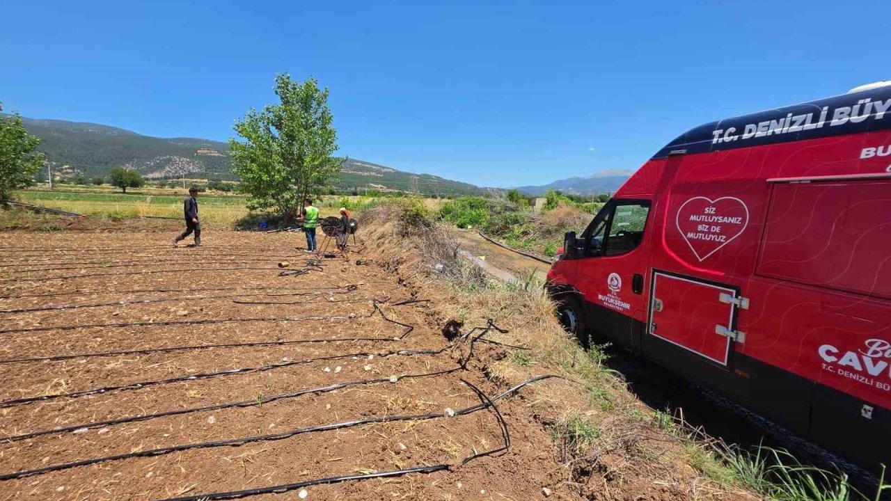Denizli Büyükşehir tarlalara soğuk su ve limonata ulaştırdı