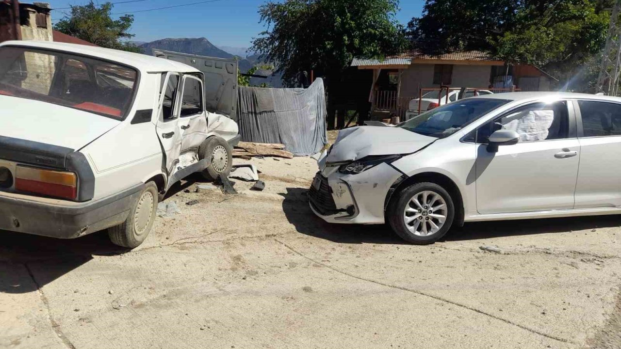 Adana’da otomobiller çarpıştı: 2 yaralı