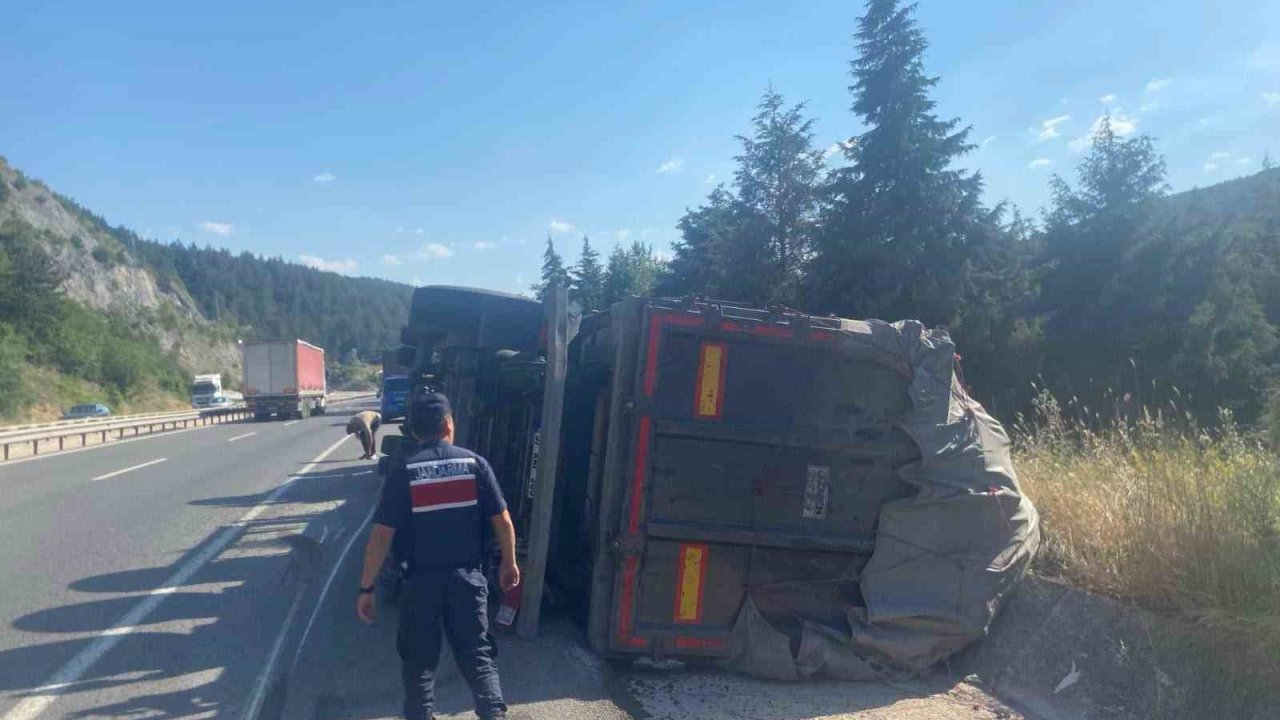 Bilecik’te kontrolden çıkan tır yan yattı