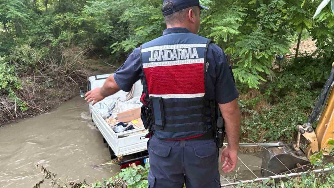 Patlayan boru kamyoneti dere içinde mahsur bıraktı