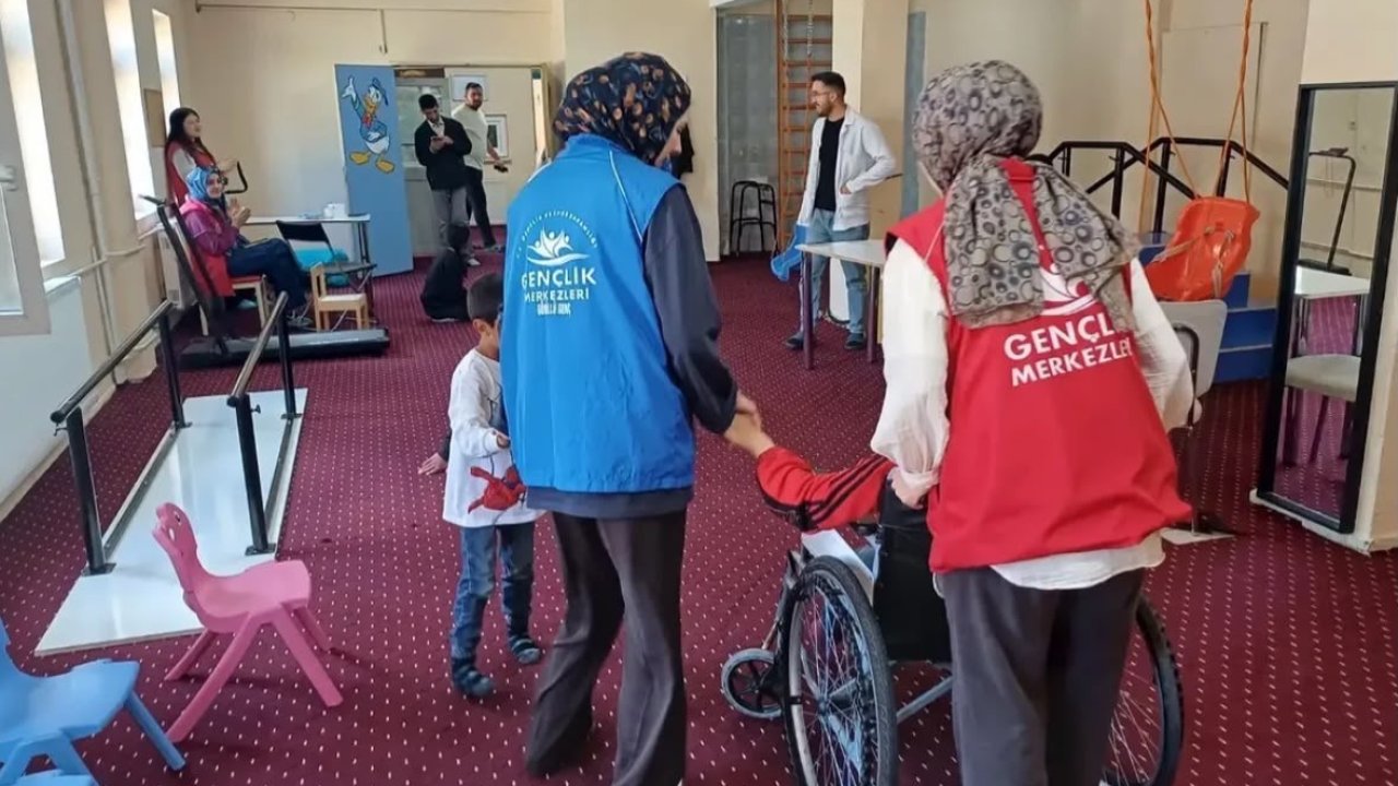 Hamur Gençlik Merkezi’nden özel öğrencilere anlamlı ziyaret