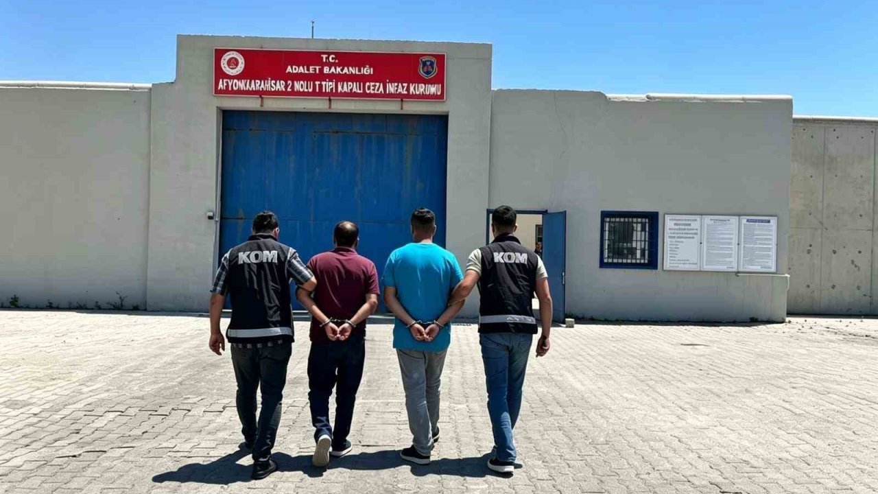 Kaçakçılık suçundan aranan 2 şahsı polis yakaladı