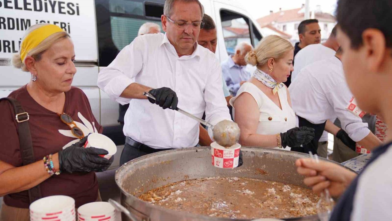 Ayvalık’ta binlerce kişiye aşure ikram edildi