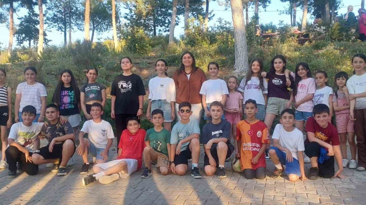 Sarıgöl’de 4 yıl boyunca okuttuğu eski öğrencileriyle buluştu