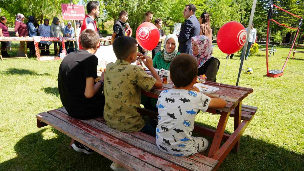 Koruyucu aileler çocuklara sıcak yuva olmaya devam ediyor