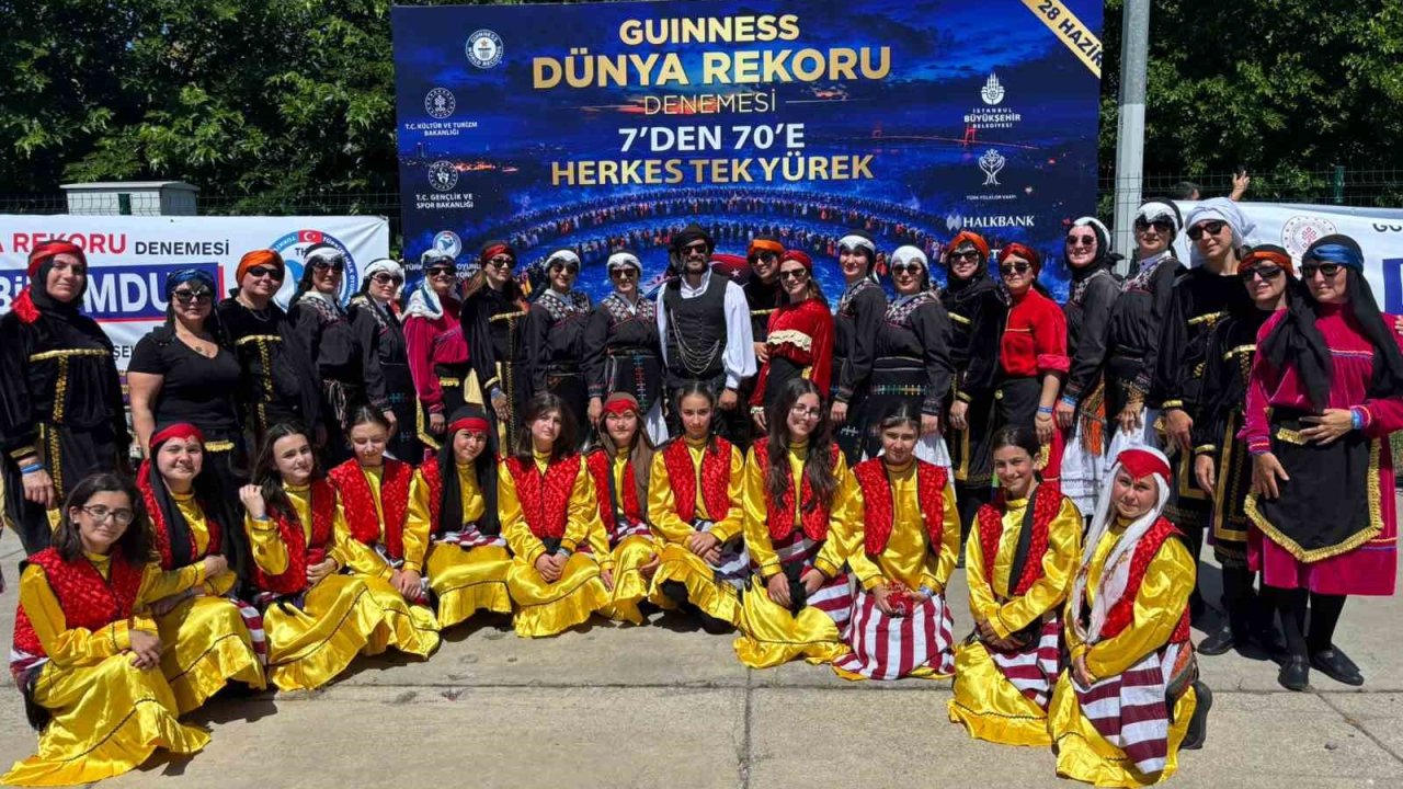 Başiskele halk oyunları ekibi, 7 bin 774 kişilik horon rekoruna ortak oldu