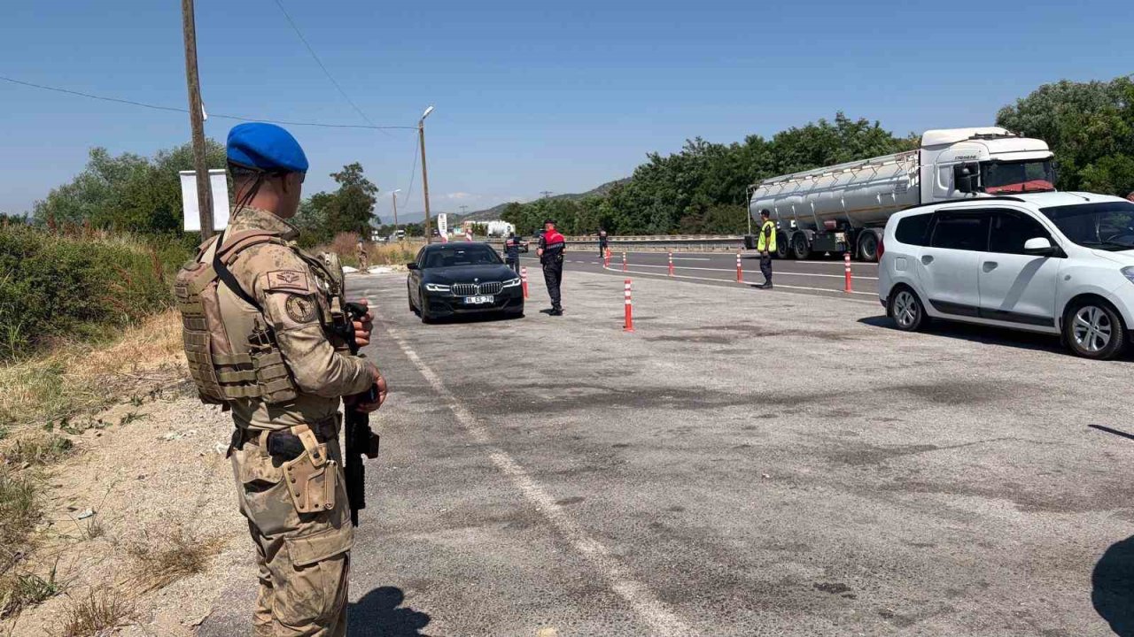 Bilecik’te 9 yoklama kaçağıyla hacizli araç yakalandı