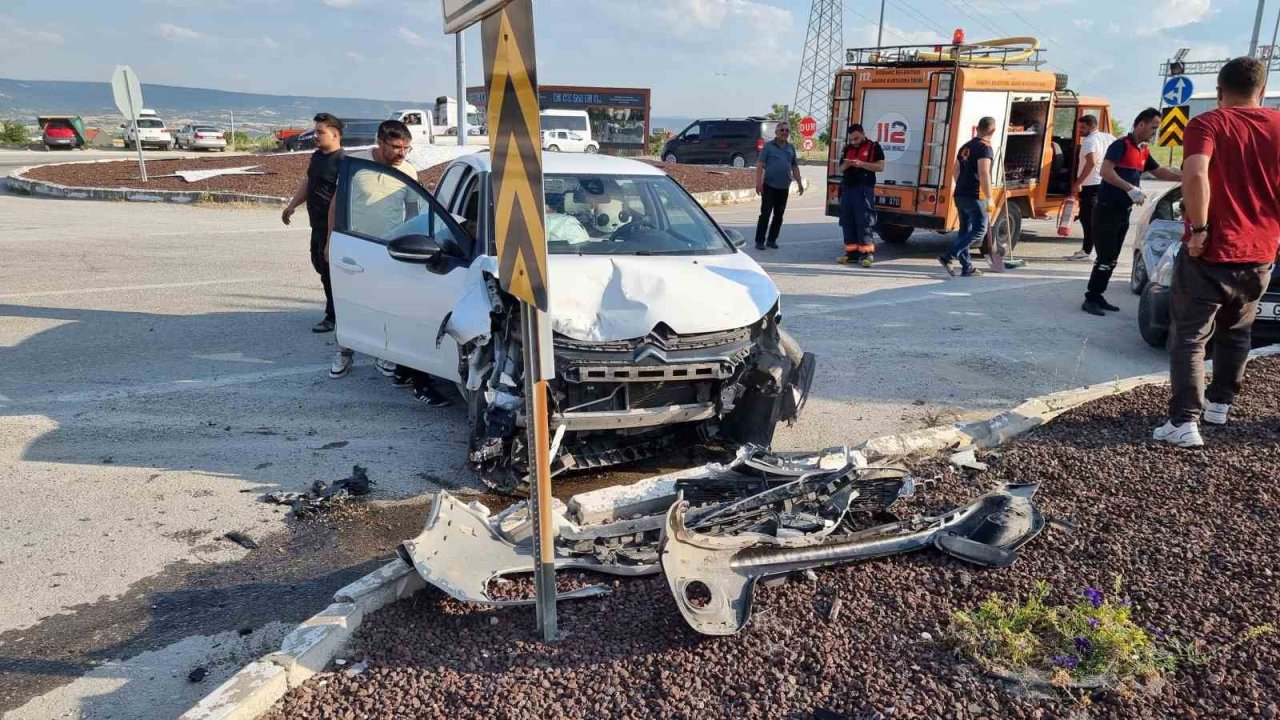 Domaniç’te otomobiller çarpıştı: 2 yaralı