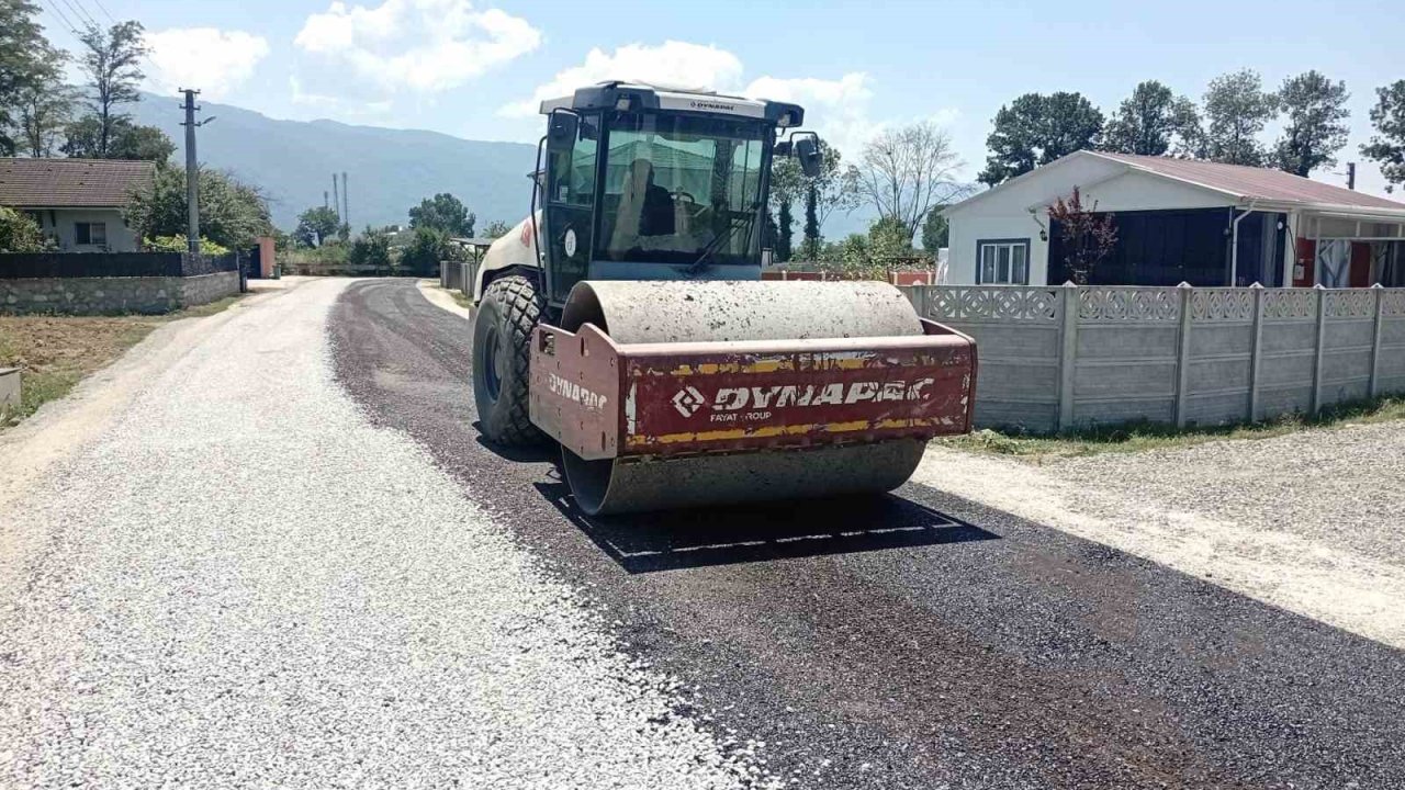 Düzce’de köylerde sathi kaplama çalışmaları tamamlanıyor