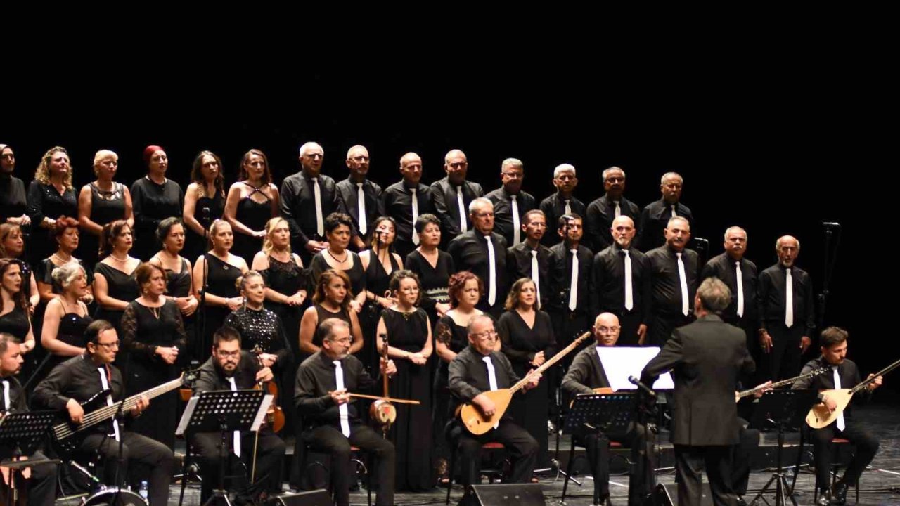 Türk Halk Müziği Korosu’nun sezon sonu konseri yoğun ilgi gördü