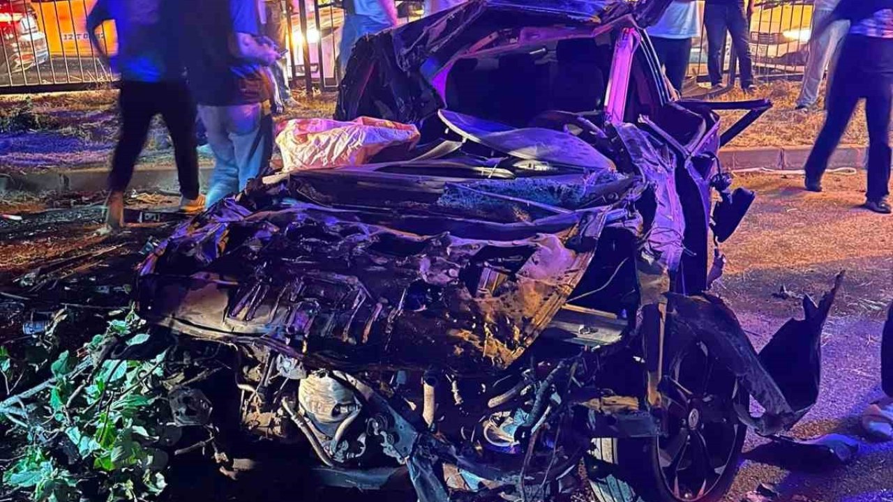 Refüje çarpan otomobil hurdaya döndü: 2 yaralı