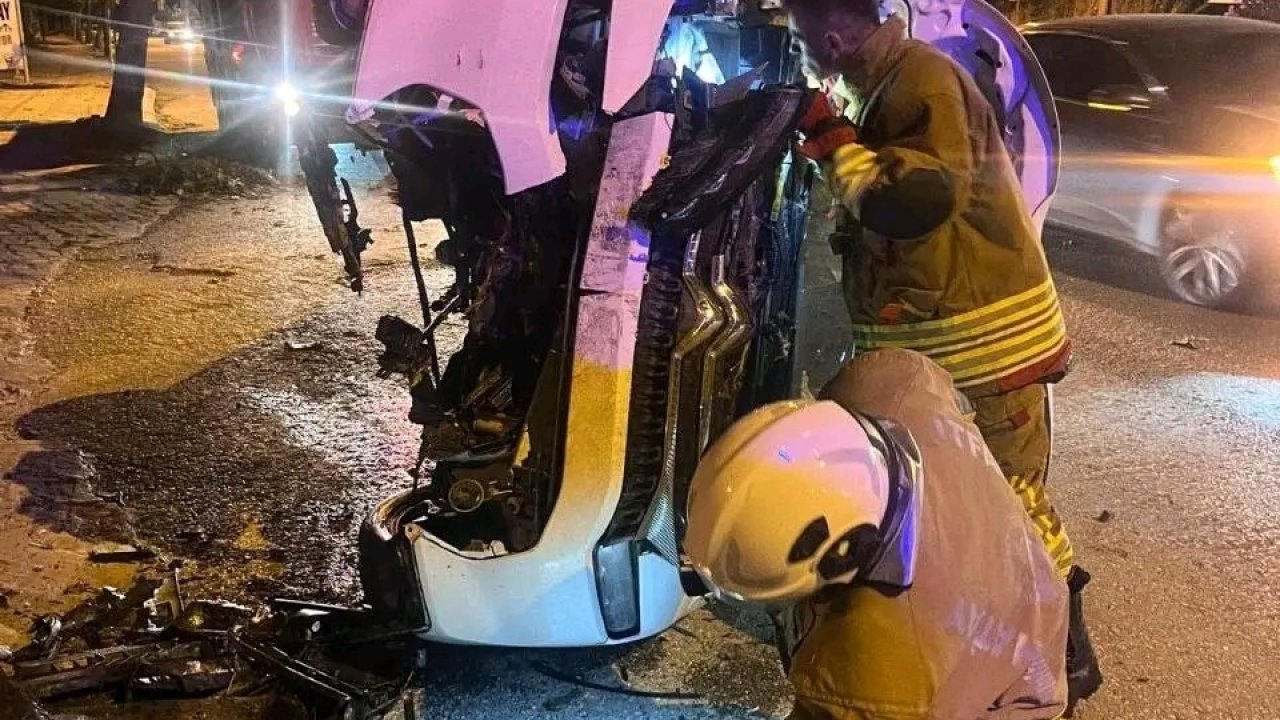 Ağaca çarparak yan yatan otomobildeki 2 kişi yaralandı